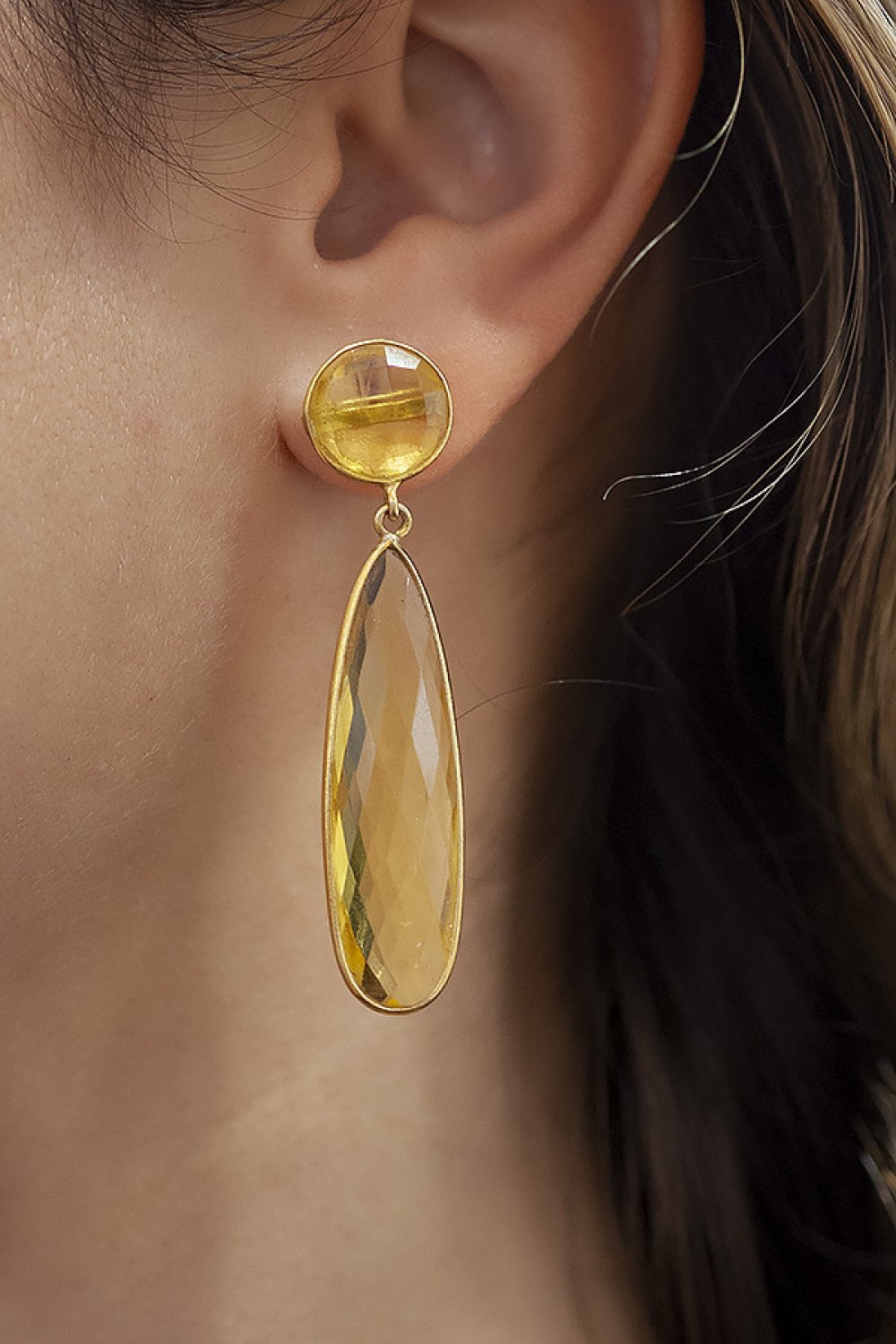 Pair of long earrings with movement in 18 Kts. yellow gold plated silver and yellow topaz. The upper - Image 2 of 3