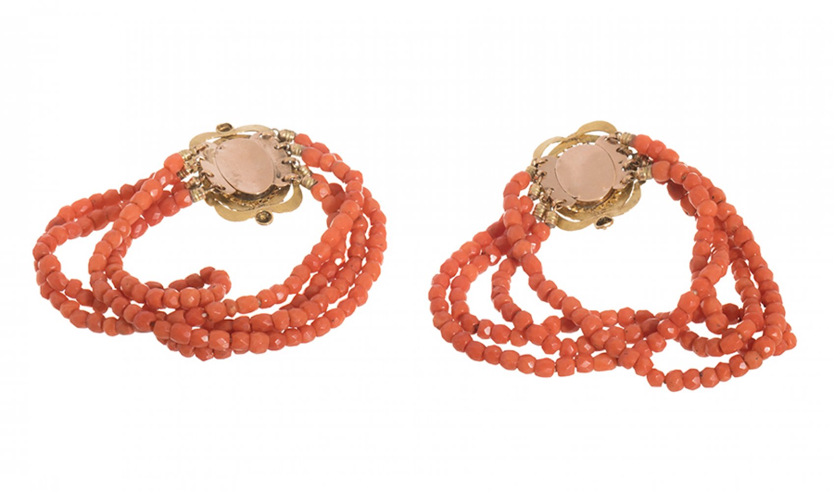 Pair of bracelets in yellow gold and corallium, 19th century. Rows of coral beads, ending in - Image 3 of 3