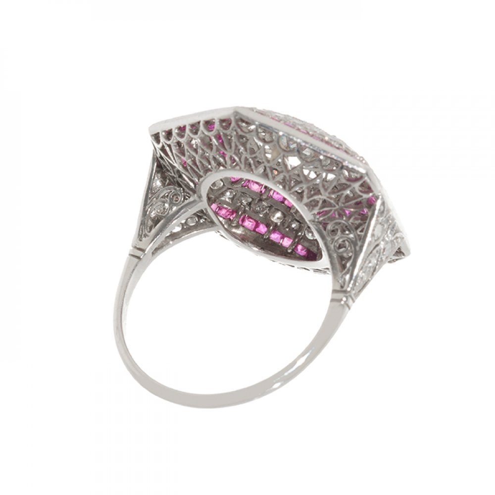 Ring in platinum, diamonds and rubies. Art deco" model, with hexagonal frontispiece with central - Image 2 of 3