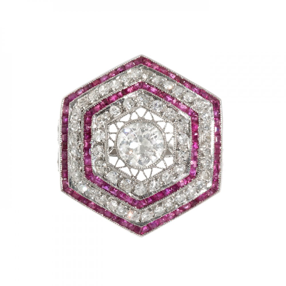 Ring in platinum, diamonds and rubies. Art deco" model, with hexagonal frontispiece with central - Image 3 of 3