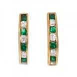 Pair of earrings TIFFANY&CO in 18kt yellow gold, 90's. Bicolor Creole model with emeralds, round