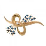 Brooch in 18kt yellow gold. 40'S. Model in the form of a loop with a bouquet of spikes, with
