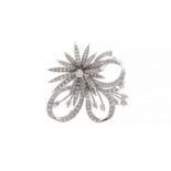 18 kt white gold pin brooch. in the shape of a flower with a bow with a central diamond, brilliant