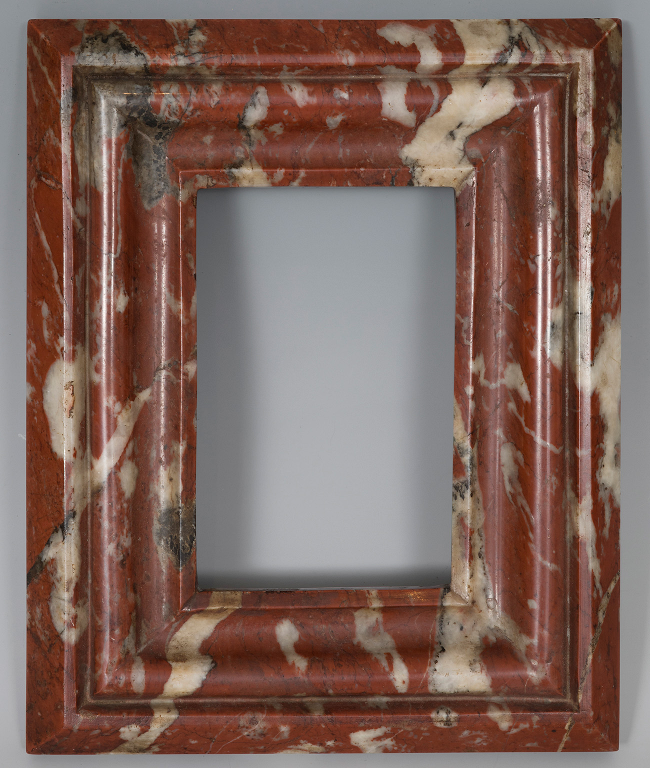 Frame; 19th century.Red marble.Provenance: private collection conceived since the 1970s between