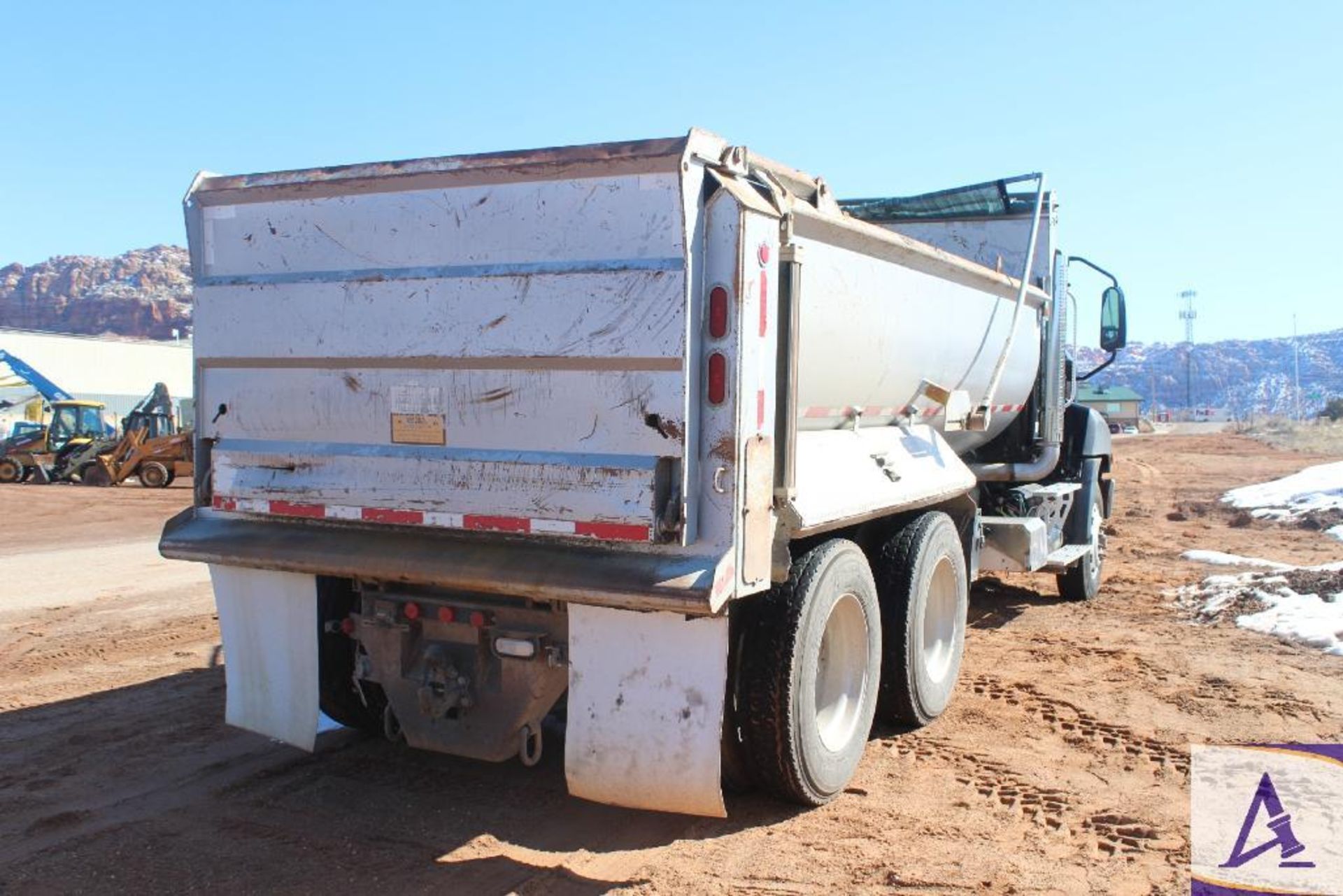 2013 CT660 CAT Dump Truck - Image 6 of 32