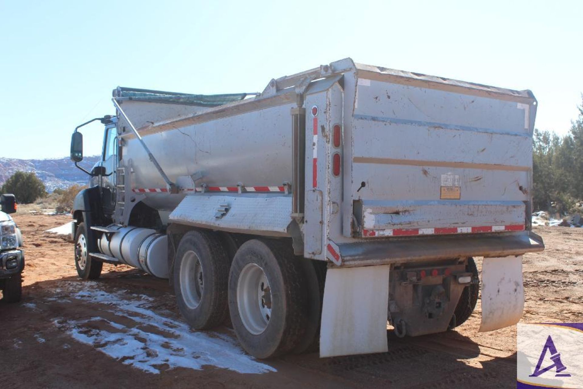 2013 CT660 CAT Dump Truck - Image 8 of 32