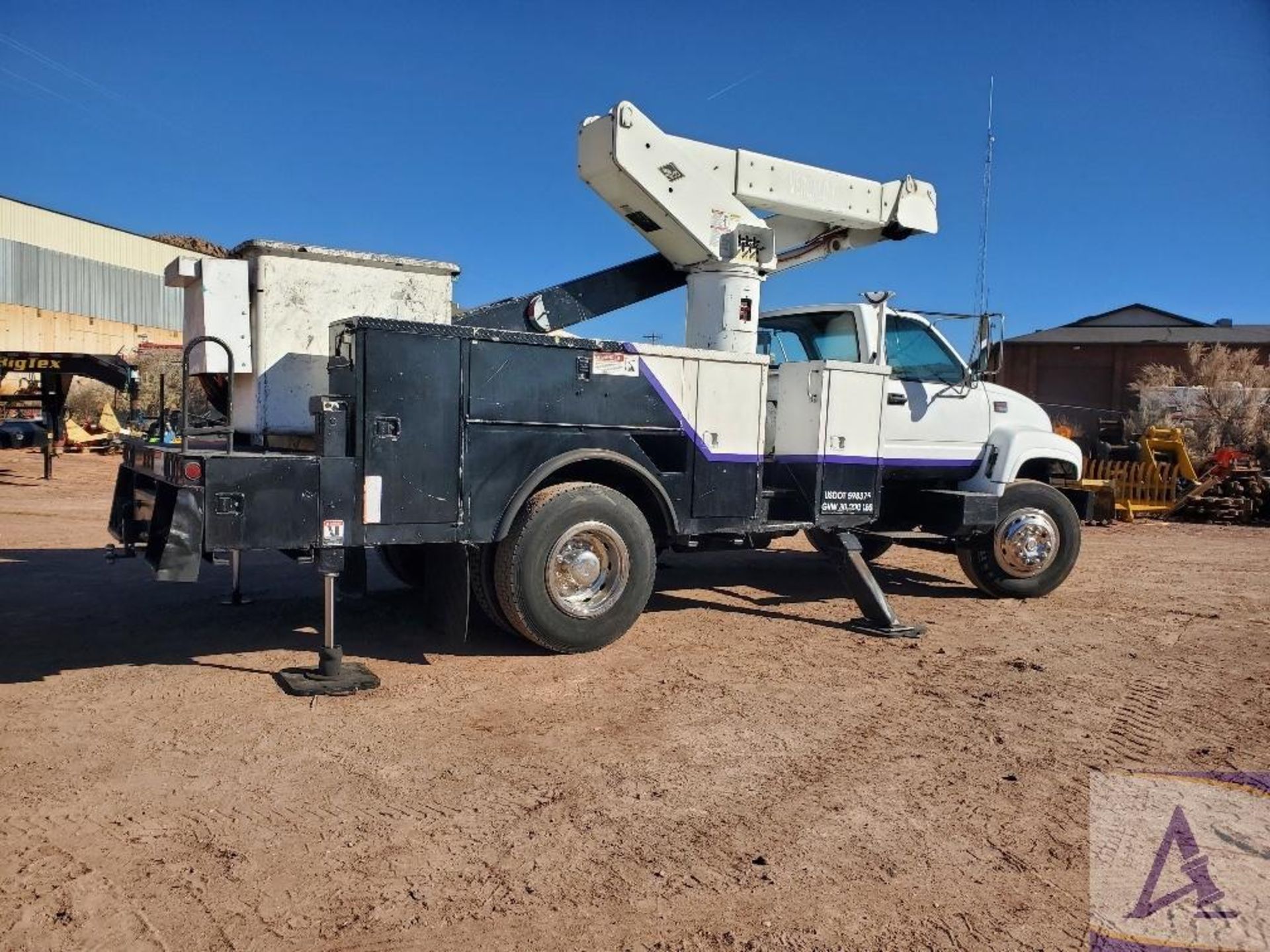 2002 GMC C7500 Utility Bucket Truck - Image 12 of 52