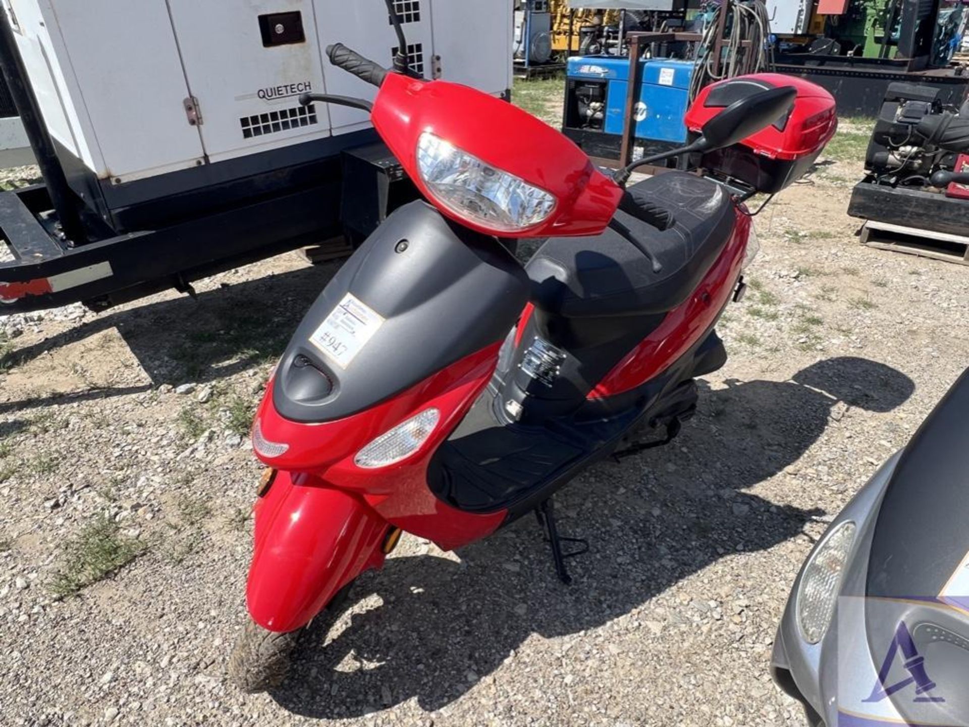 2019 Scooter with only 124 miles! - Image 6 of 8