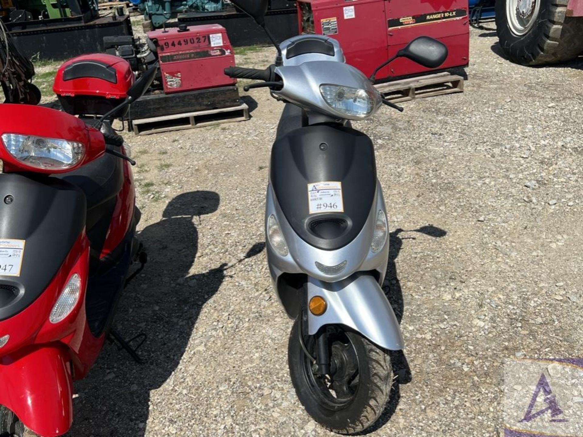 2019 Scooter with only 113 miles! - Image 6 of 8
