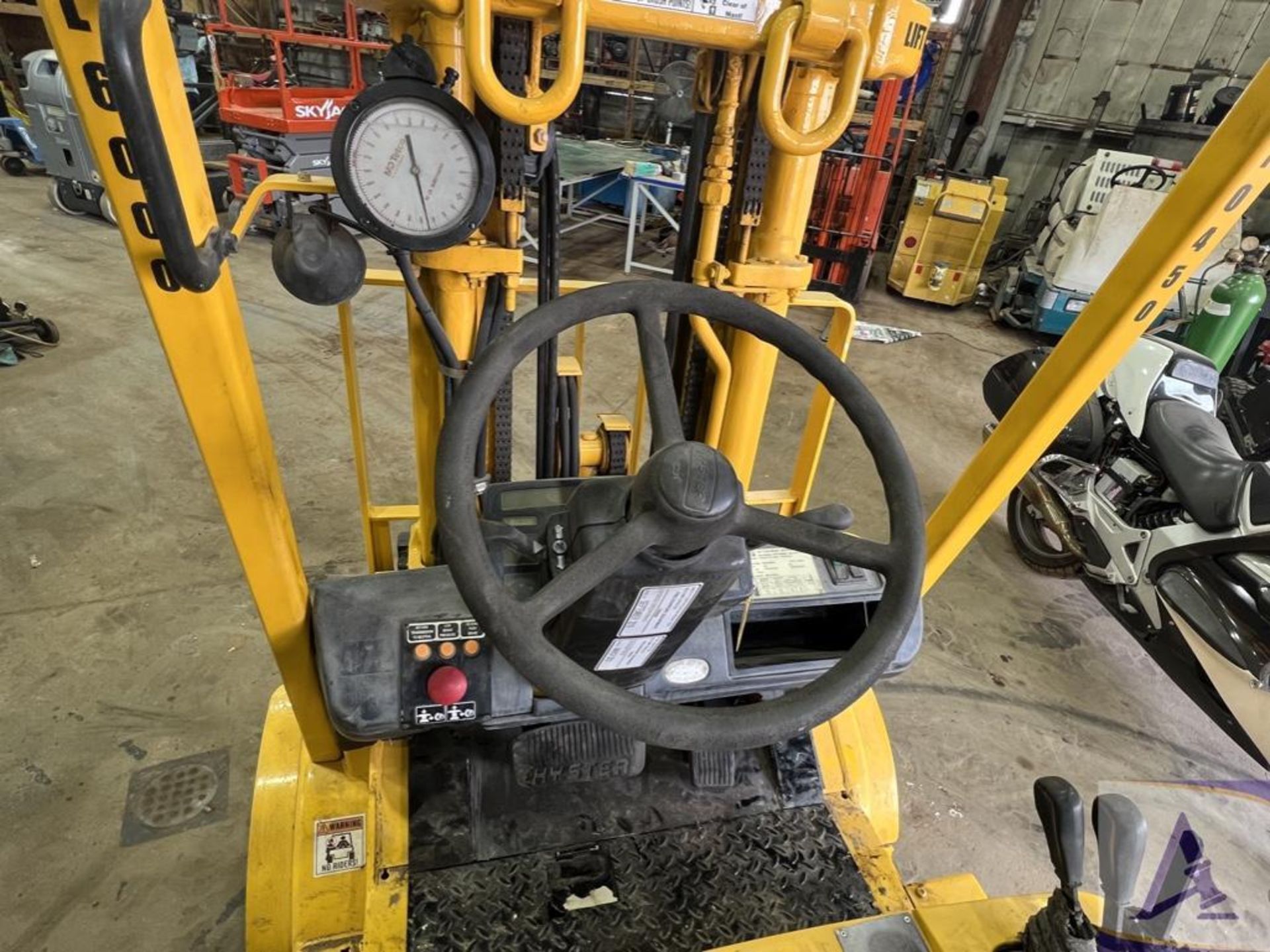 Hyster 560XMG Forklift, 6,000# Capacity, Only 2,322 Hours! - Image 13 of 28