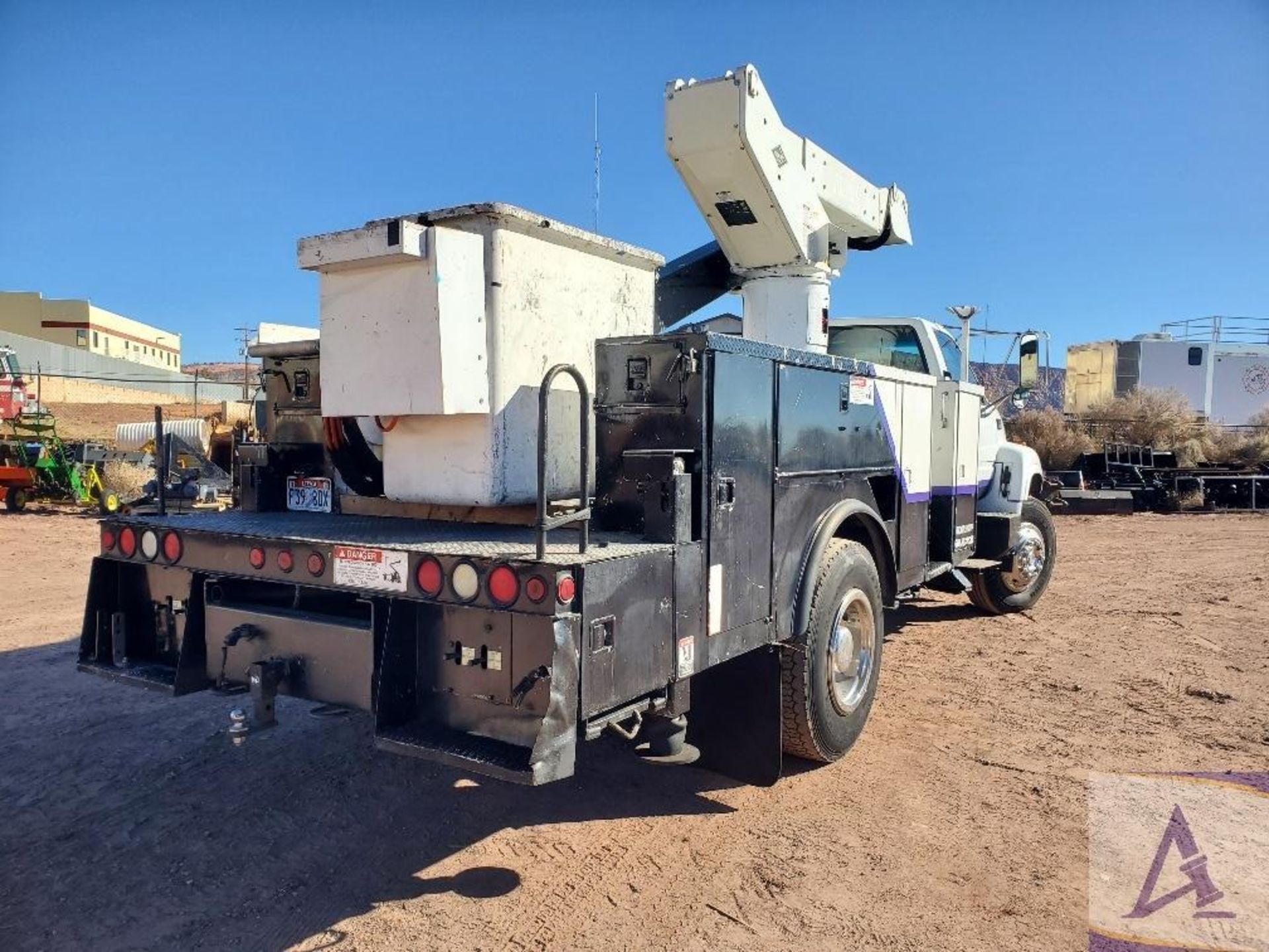 2002 GMC C7500 Utility Bucket Truck - Image 13 of 52