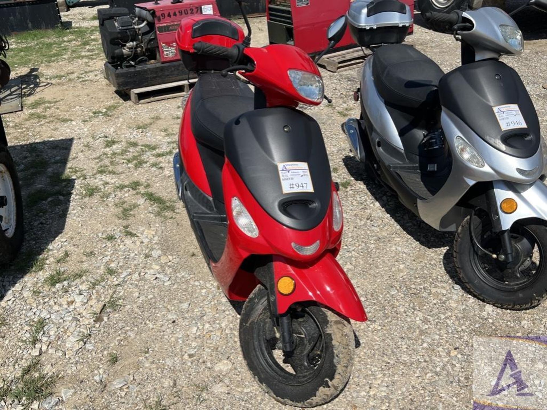 2019 Scooter with only 124 miles! - Image 2 of 8