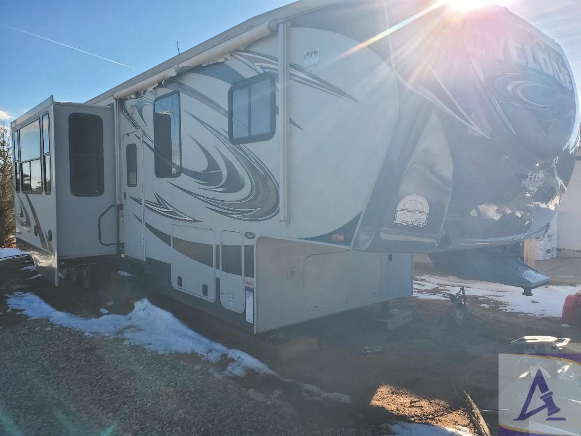 2011 Heartland Cyclone 3800 Toy Hauler Travel Trailer w/ Generator, Washer & Dryer - Image 8 of 60