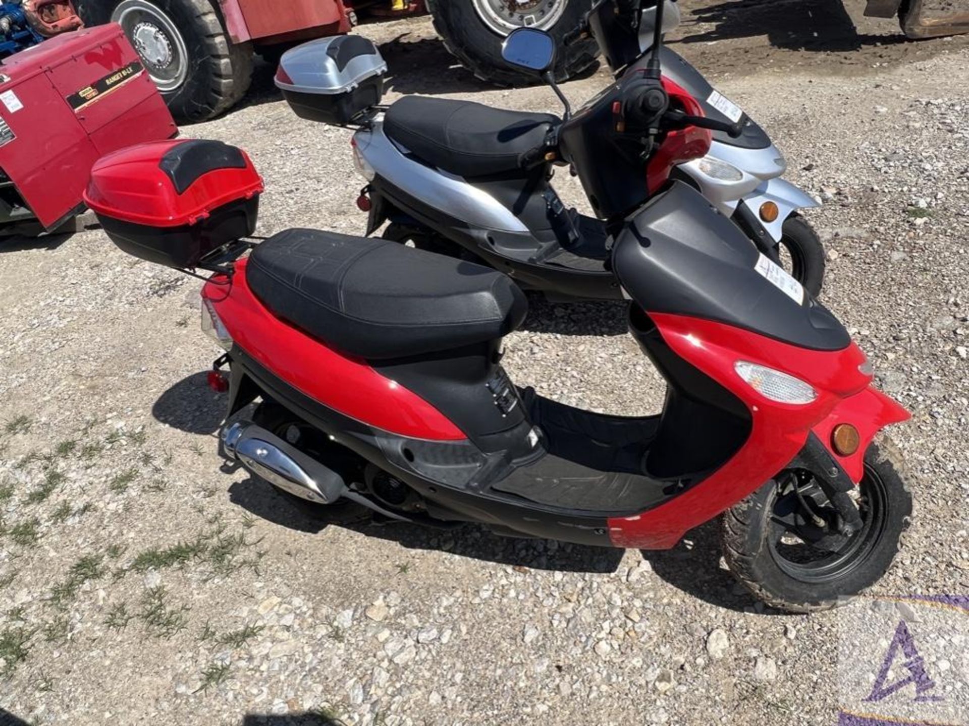 2019 Scooter with only 124 miles! - Image 3 of 8