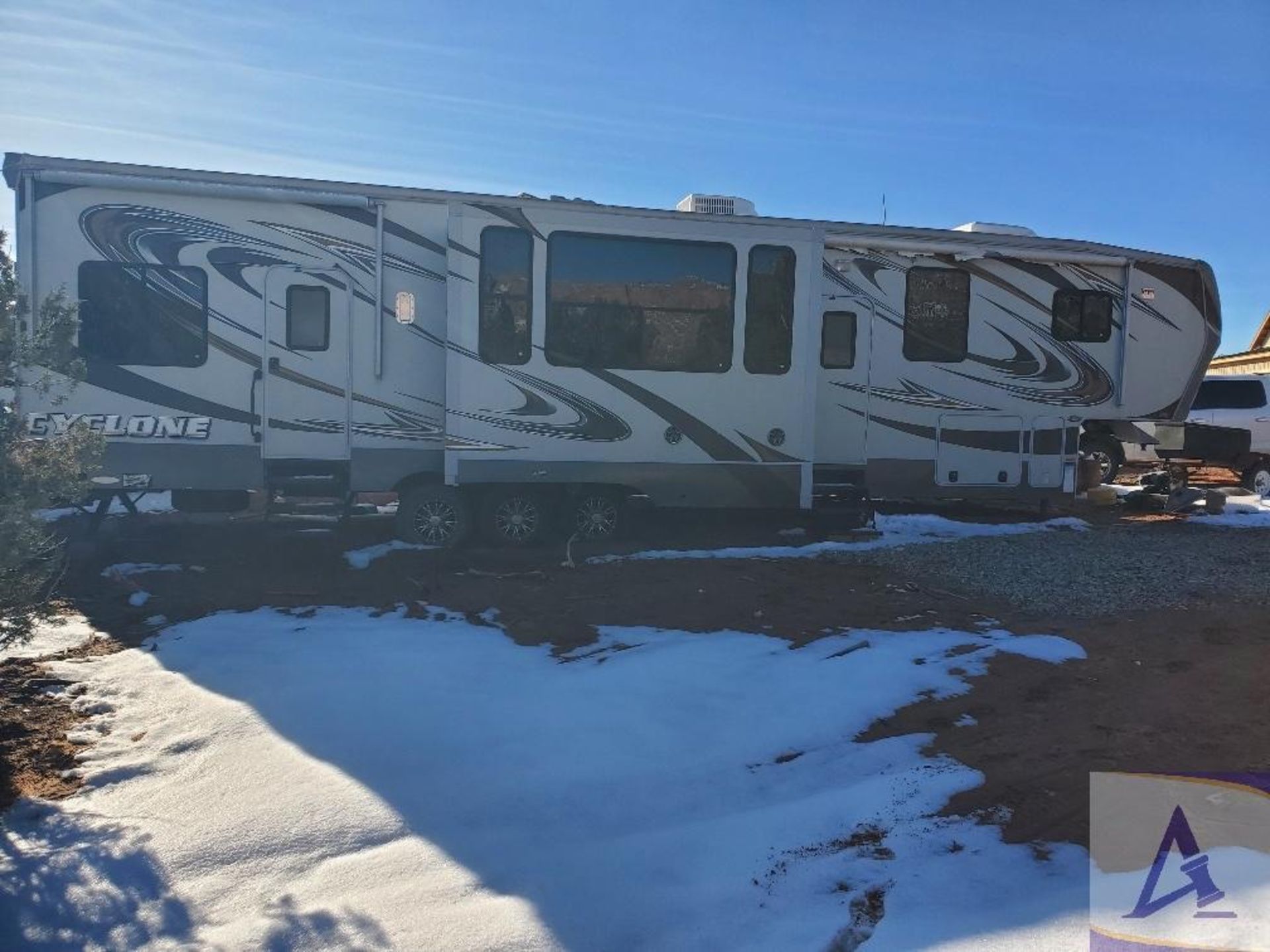 2011 Heartland Cyclone 3800 Toy Hauler Travel Trailer w/ Generator, Washer & Dryer - Image 5 of 60