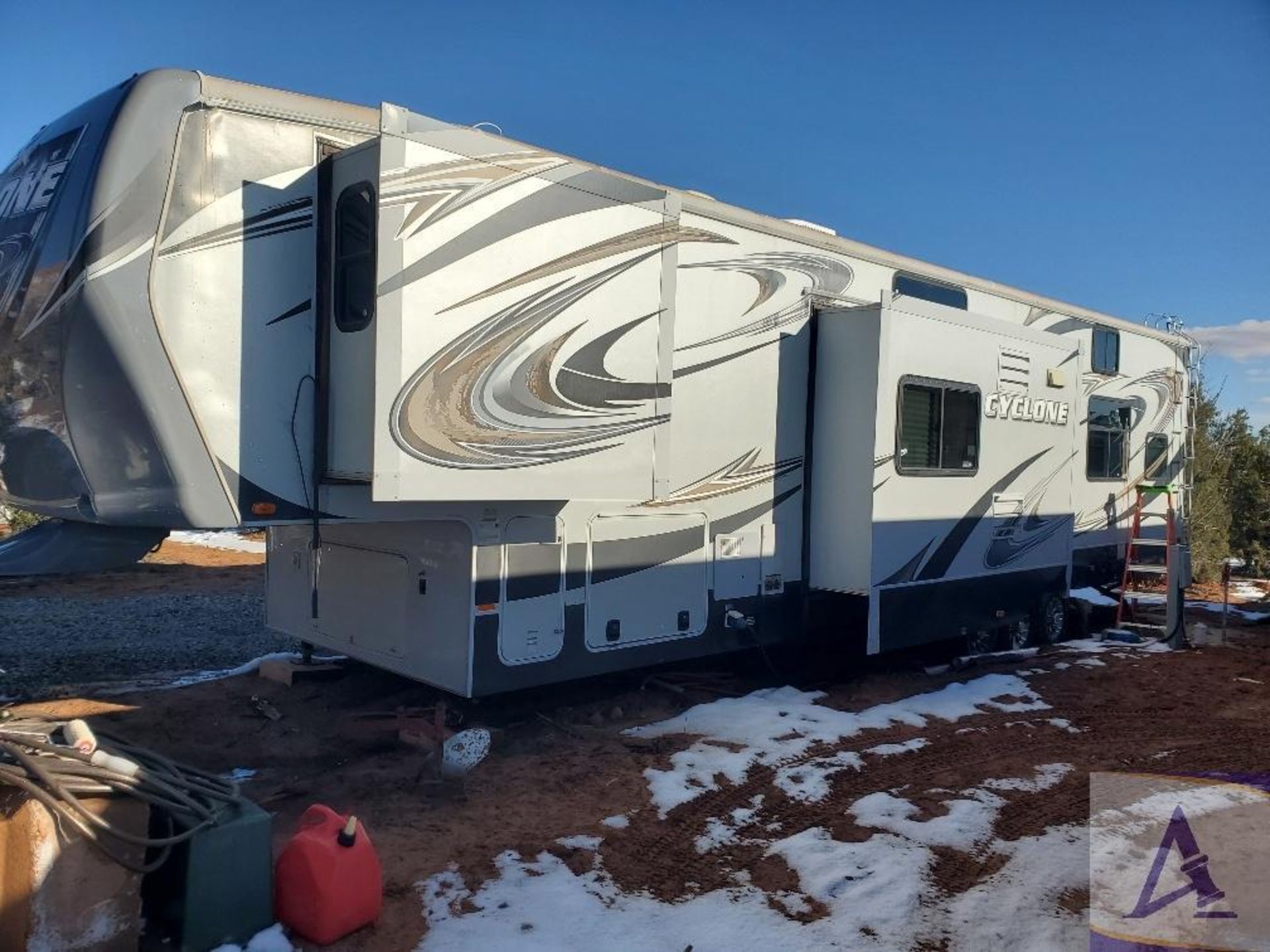 2011 Heartland Cyclone 3800 Toy Hauler Travel Trailer w/ Generator, Washer & Dryer - Image 2 of 60