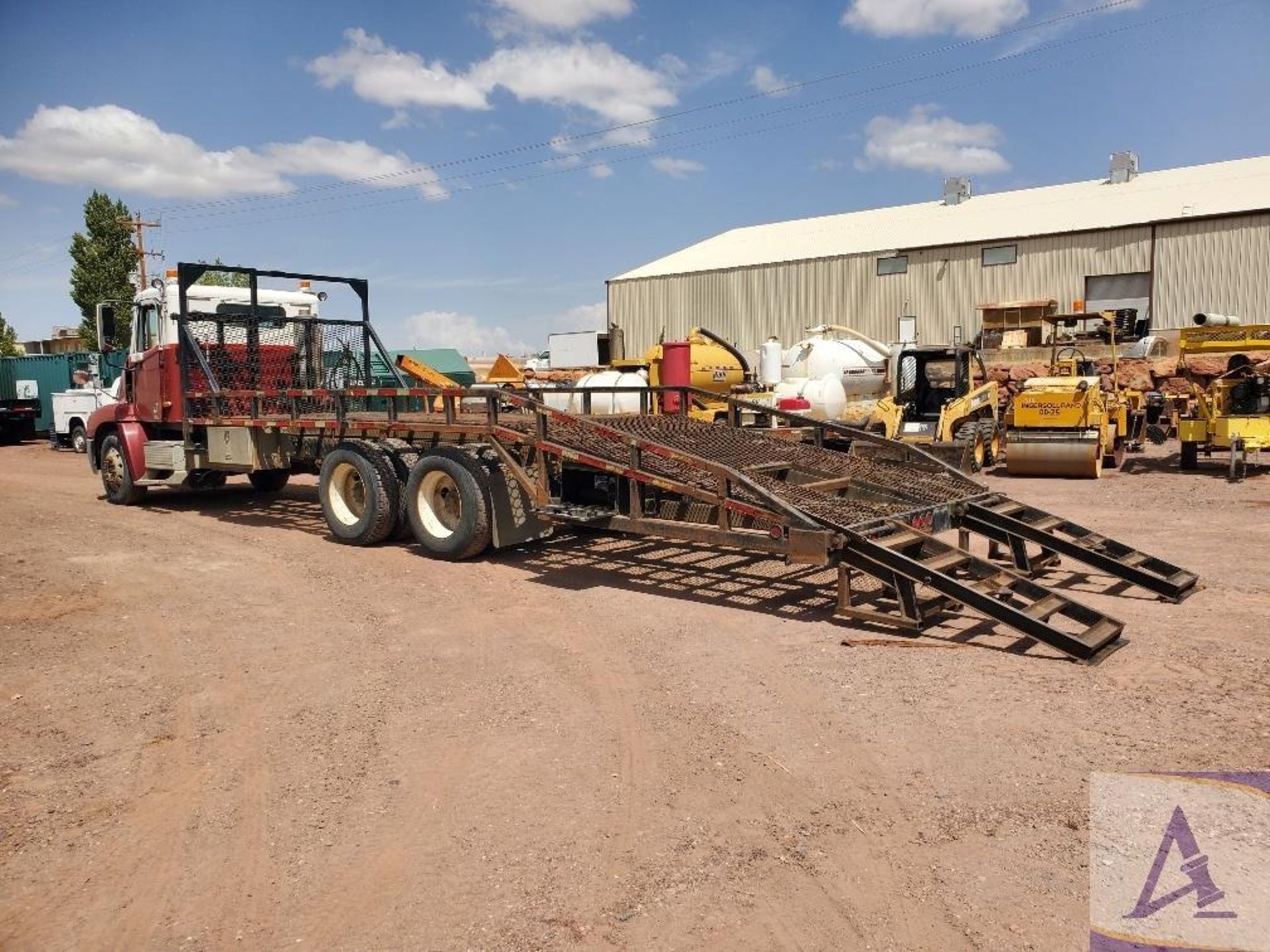 2000 Freightliner FLC112 Flatbed Equipment Transport Truck - Image 19 of 40