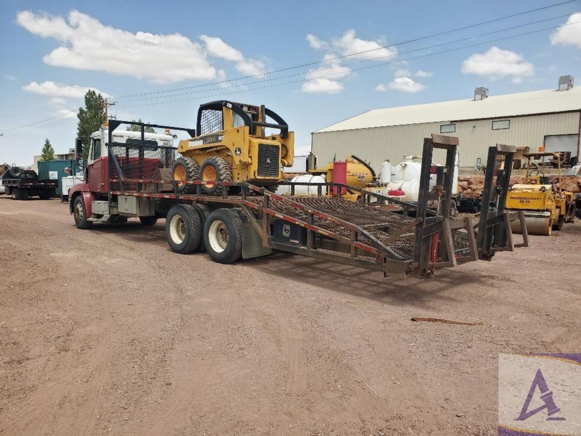 2000 Freightliner FLC112 Flatbed Equipment Transport Truck - Image 25 of 40