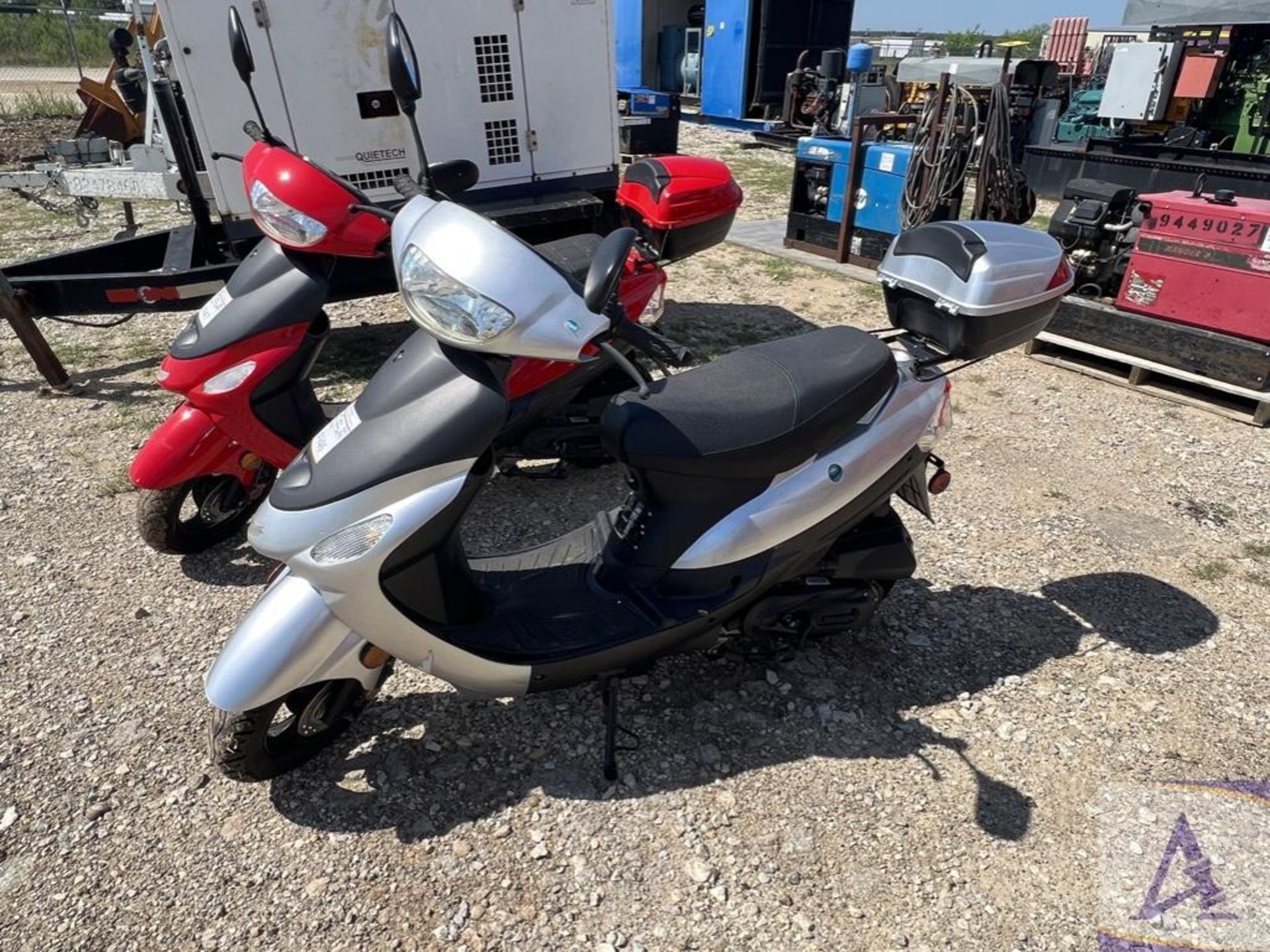 2019 Scooter with only 113 miles! - Image 5 of 8