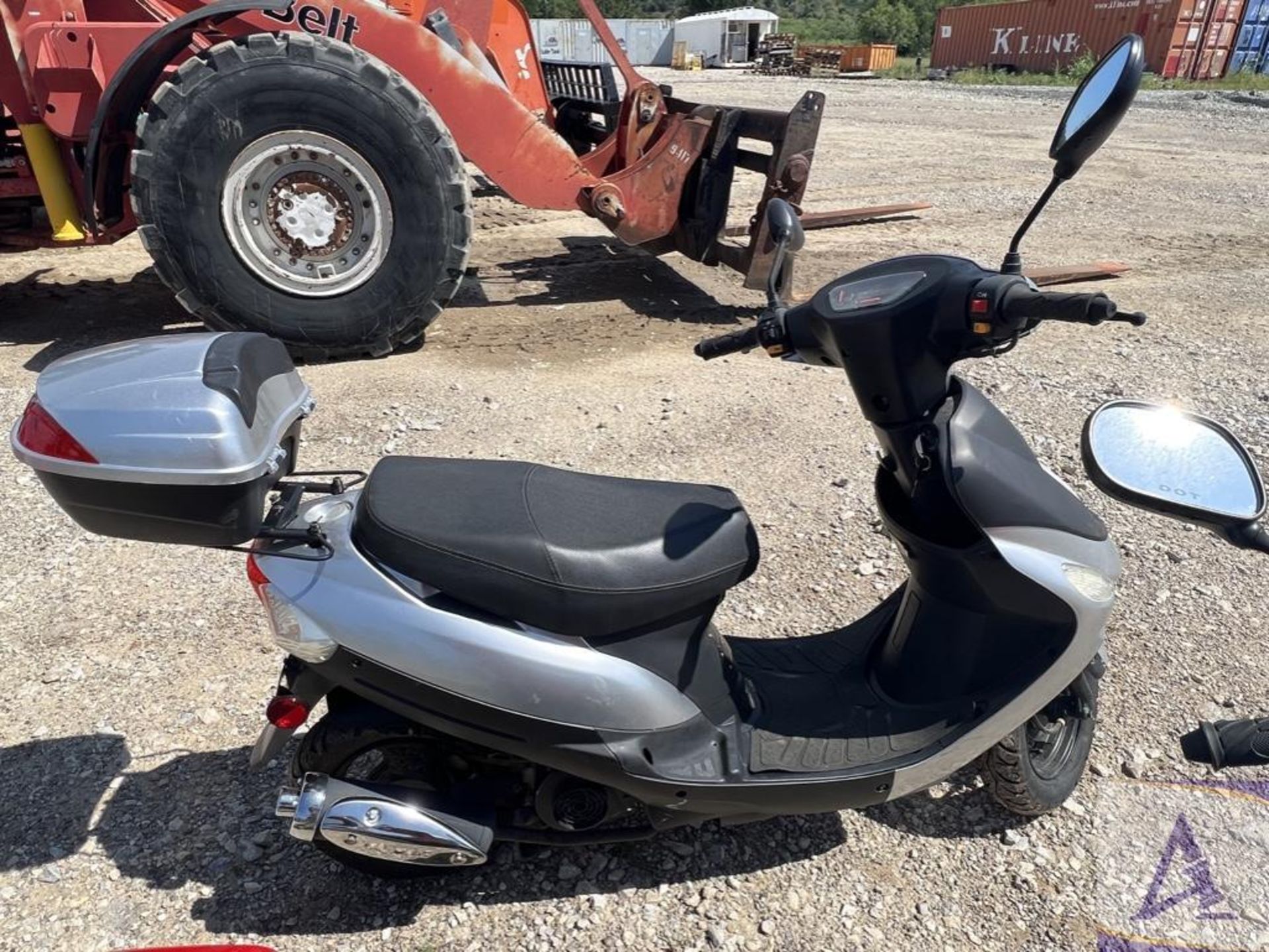 2019 Scooter with only 113 miles! - Image 2 of 8