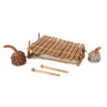 Balafon und zwei Kalebassenrasseln