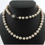 Matinée-Perlenkette mit Saphirschließe