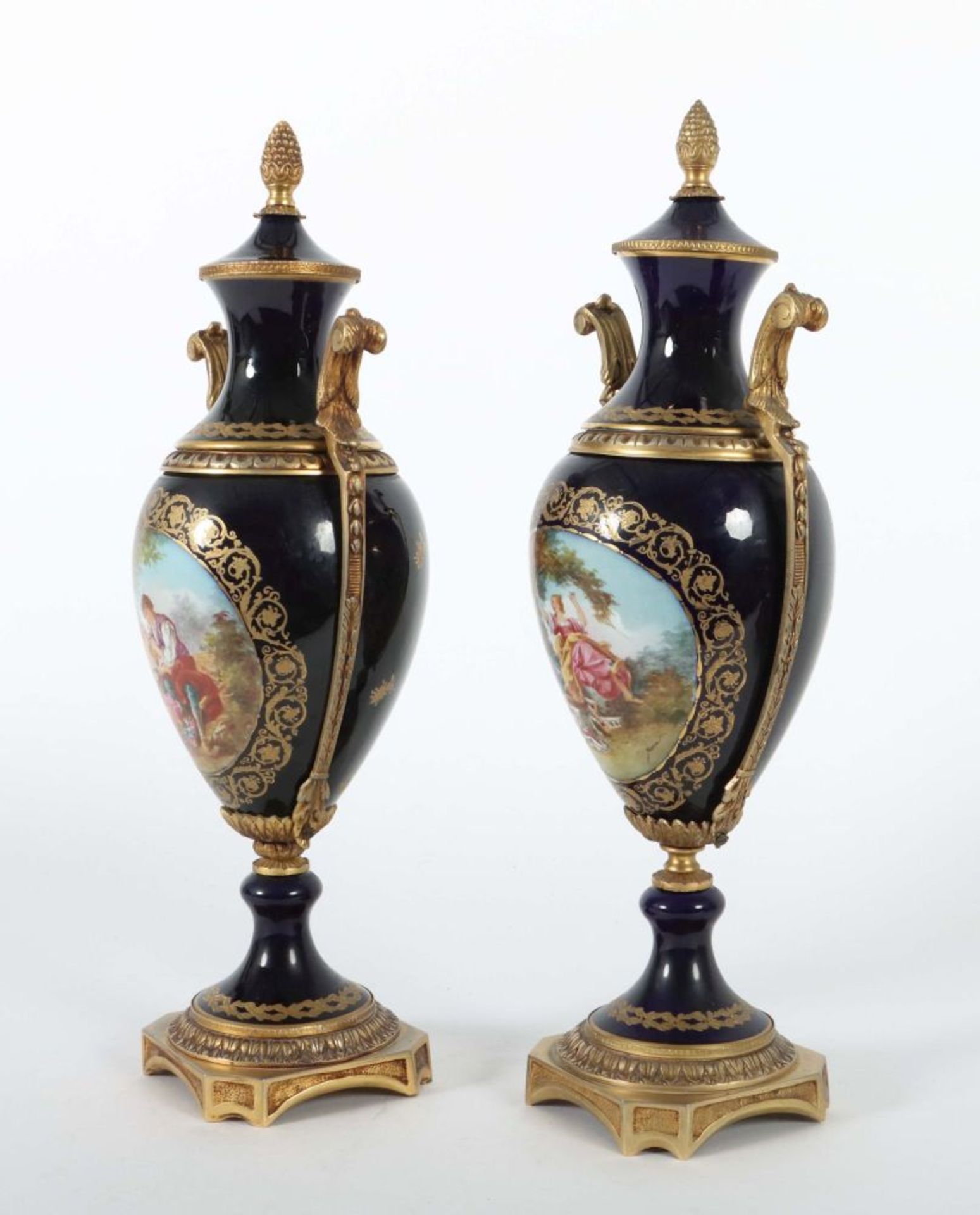 Vasenpaar mit Reservenmalerei wohl - Image 4 of 5