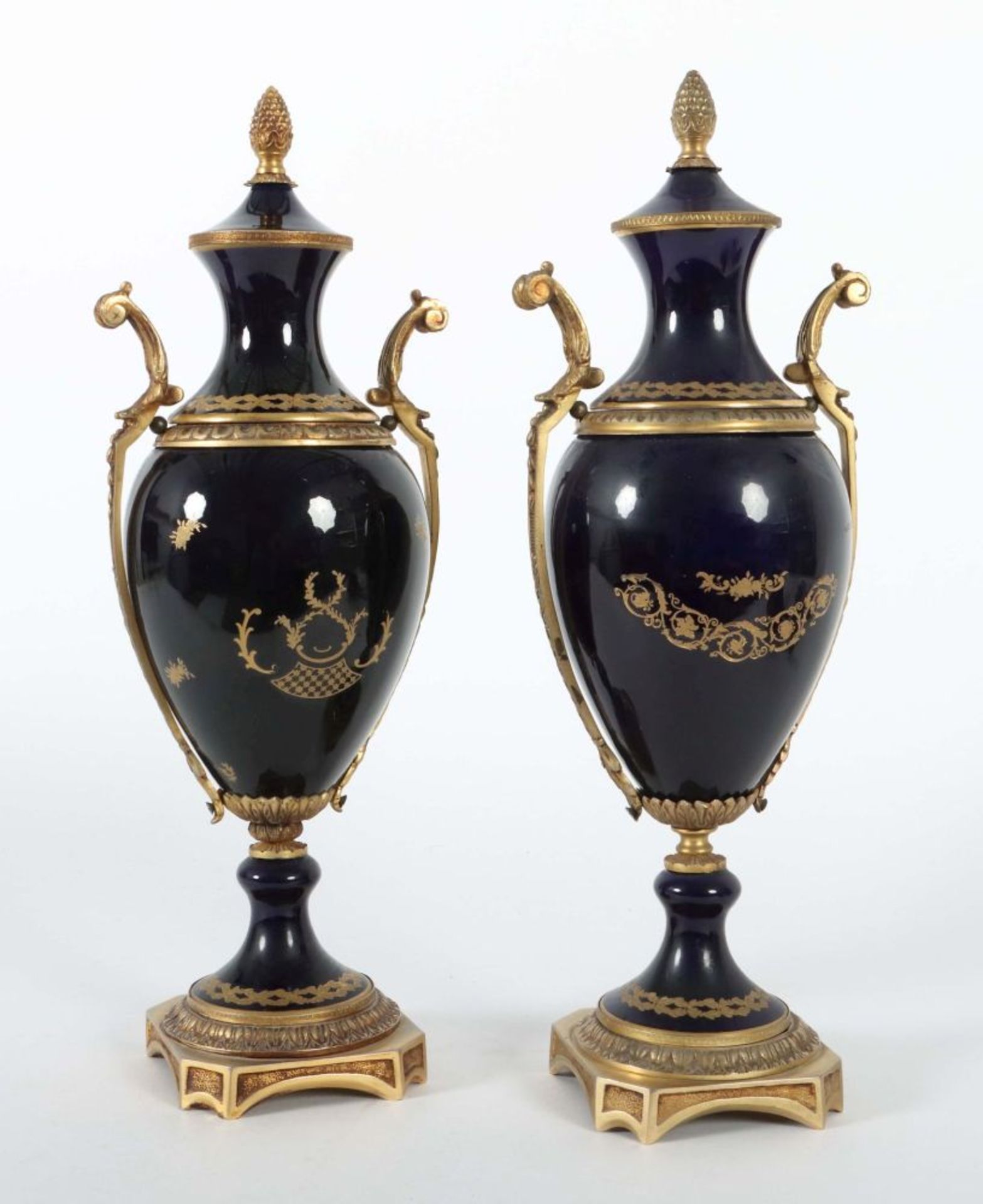 Vasenpaar mit Reservenmalerei wohl - Image 5 of 5