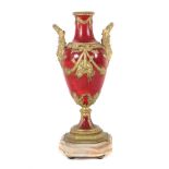 Zwei-Henkel-Vase Ende 19. Jh., rot und