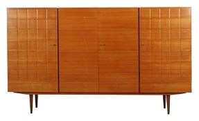 Highboard mit vier Schrank- und