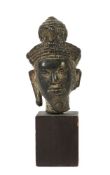 Bronzekopf des Vishnu im Khmer-Stil