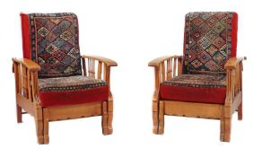 Paar Sessel mit ausziehbaren Fußbänken