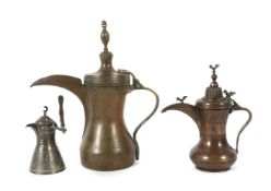3 arabische Kaffeekannen (dallah)