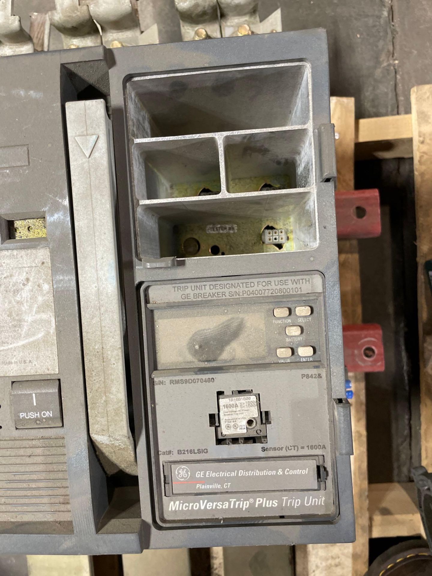 Pallet of motors and a circuit breaker - Image 16 of 17