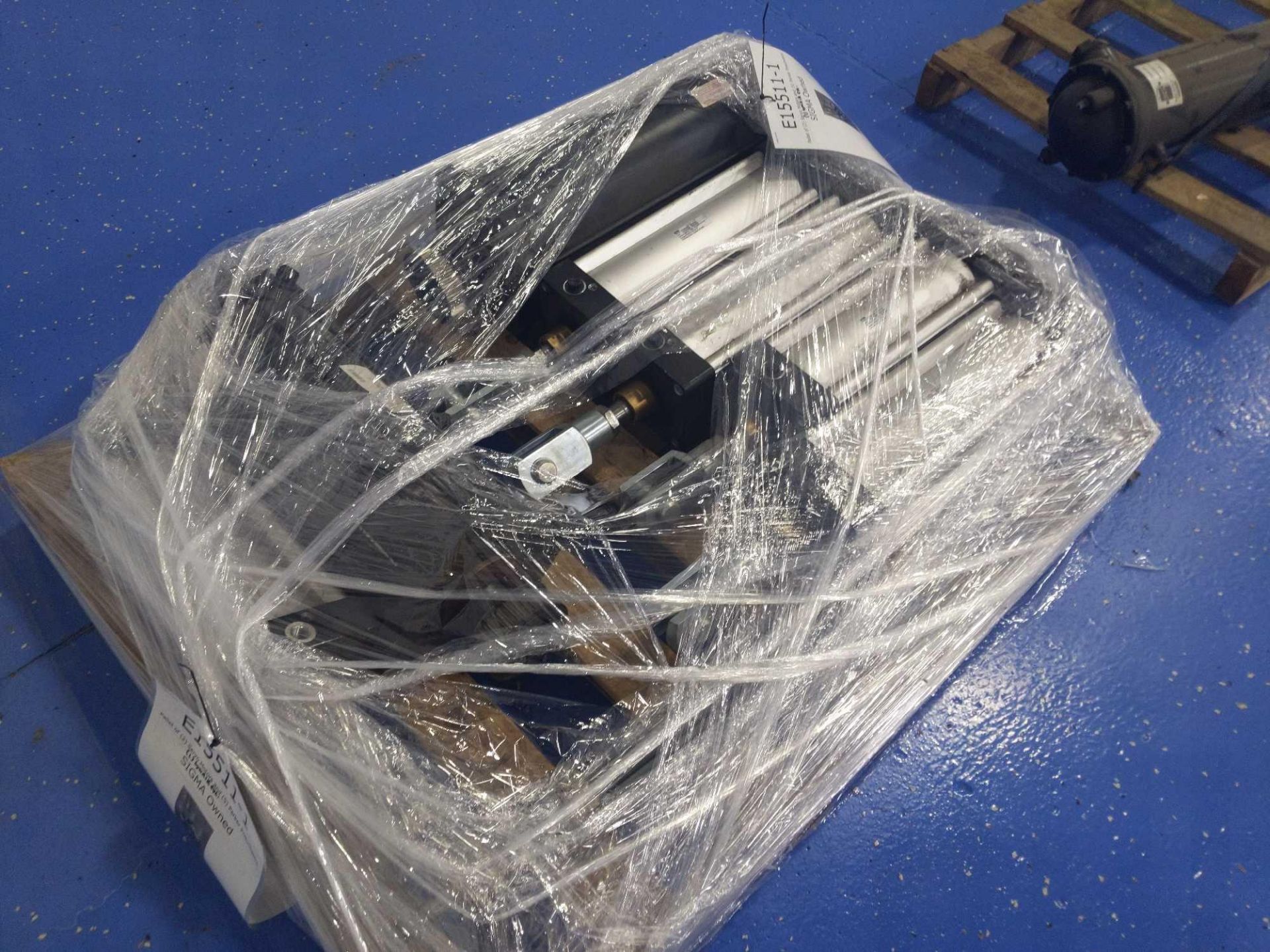 Pallet of 2 Servo Motors and 5 Parker Pneumatics - Image 3 of 3