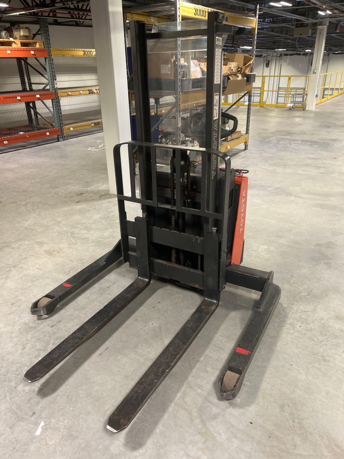 Toyota 7BWS13 Electric Forklift Truck - Image 2 of 8