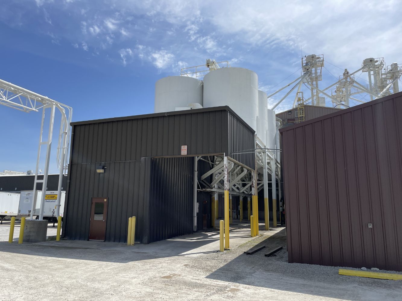 Commercial Grain / Corn Storage Bins and Loading Stations: Thousands of Bushels Grain Handling Equipment Auction