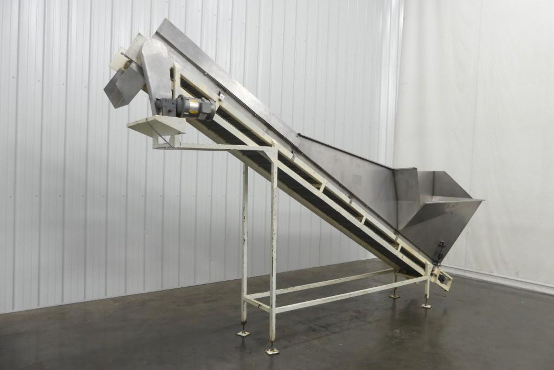 Cleated Incline Conveyor with Hopper 16" Wide - Image 2 of 7