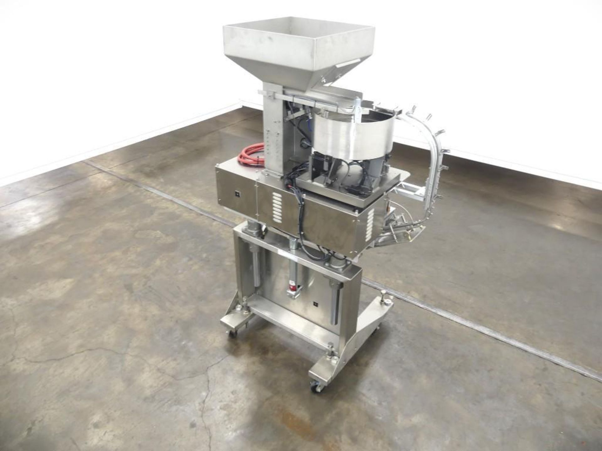 SUREKAP SK6000-18 Fully Automatic Spindle Capper - Image 2 of 11