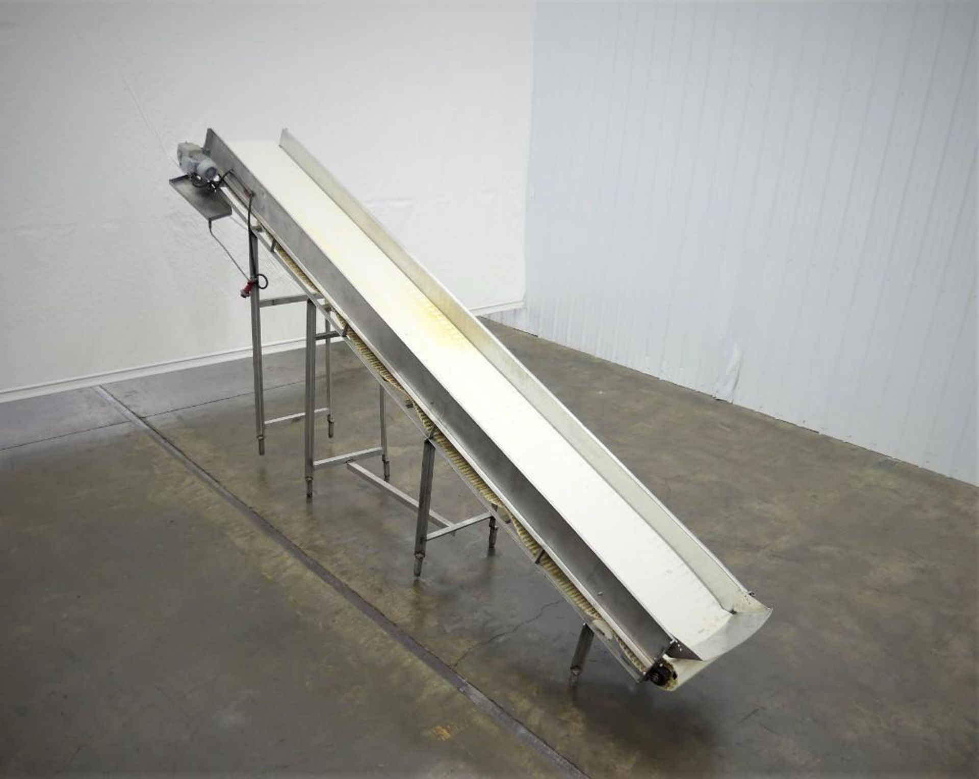 Plastic Mat Top Inclined Conveyor 92" Discharge - Image 2 of 11