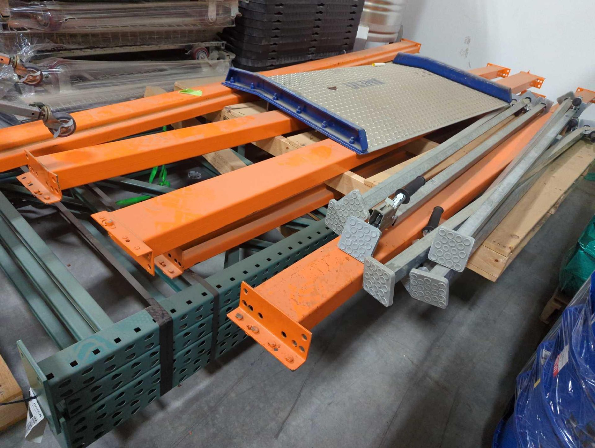 Edge Racking Palelts Used Pallet of Racking with: 4 uprights 156