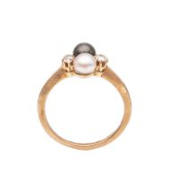 NO RESERVE: A black and white pearl and diamond ring, set with old cut diamond single stone shoulder