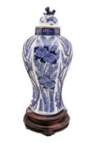 19th Century, A blue and white lidded porcelain vase