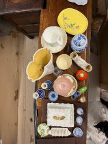 NO RESERVE: A mixed lot of 40 pieces of porcelain and ceramic