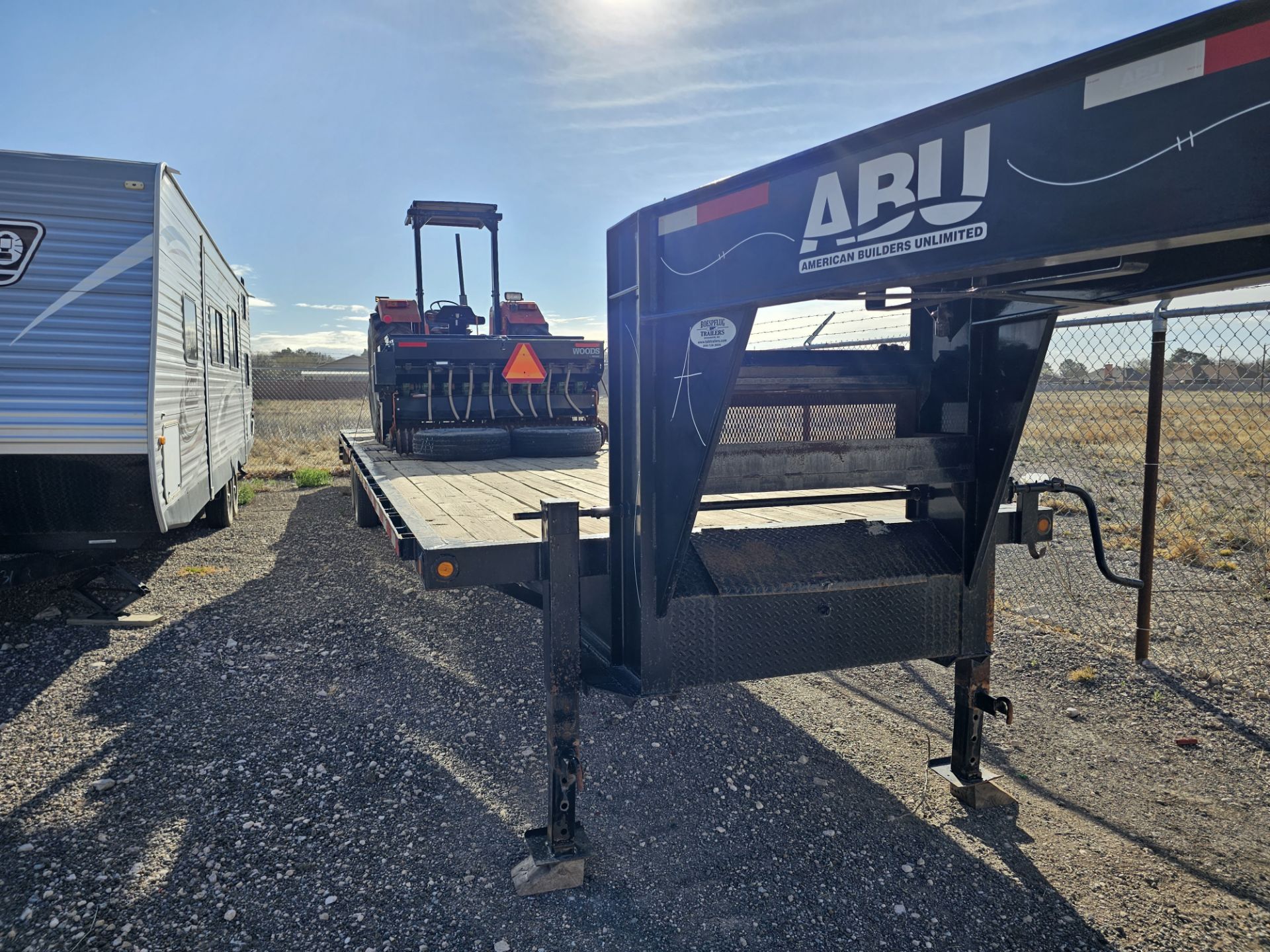 2019 ABU GOOSENECK TRAILER, 40', FLATBED W/ DOVETAIL DROP DOWN RAMPS - Image 2 of 15