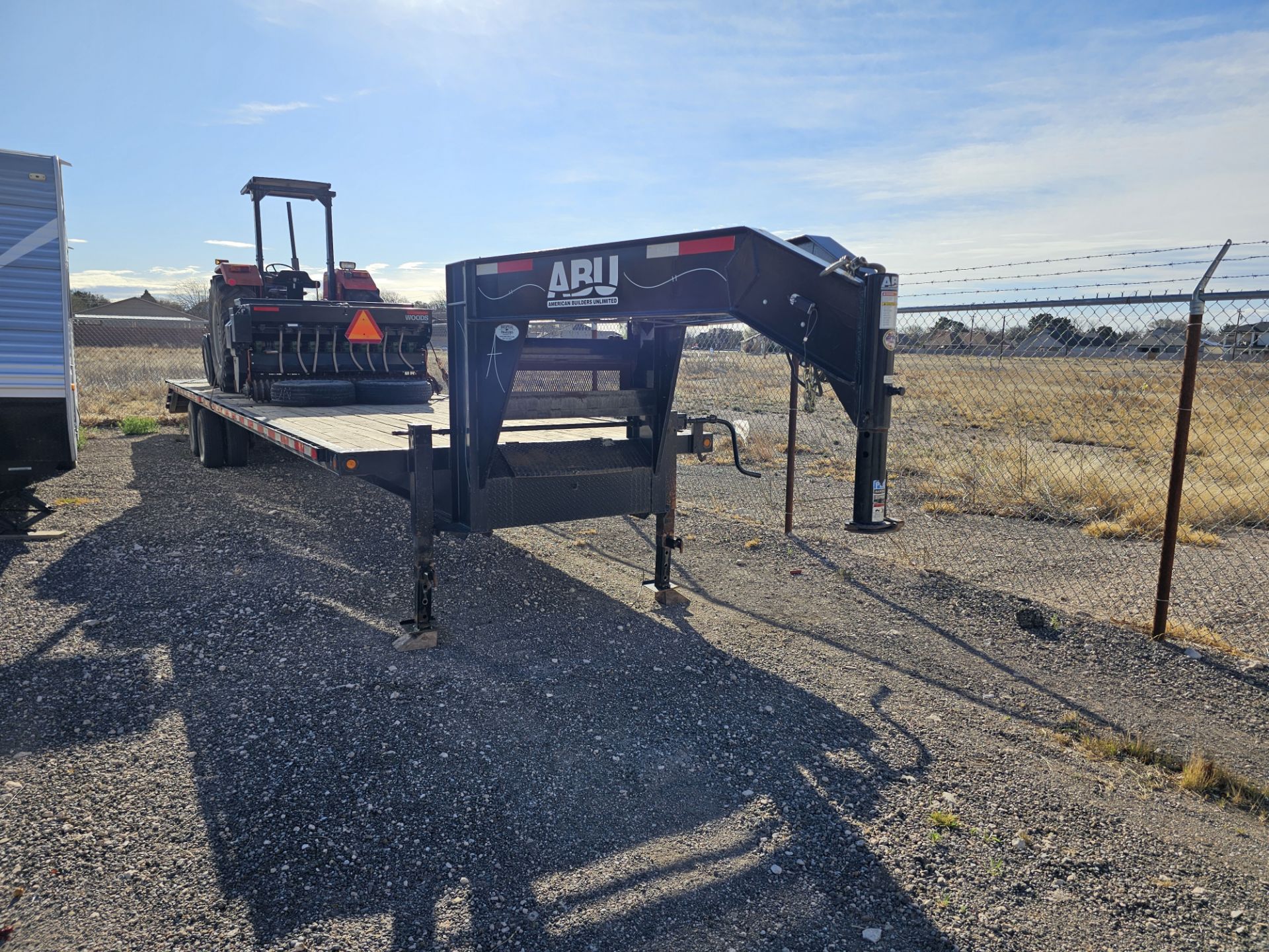 2019 ABU GOOSENECK TRAILER, 40', FLATBED W/ DOVETAIL DROP DOWN RAMPS - Image 3 of 15