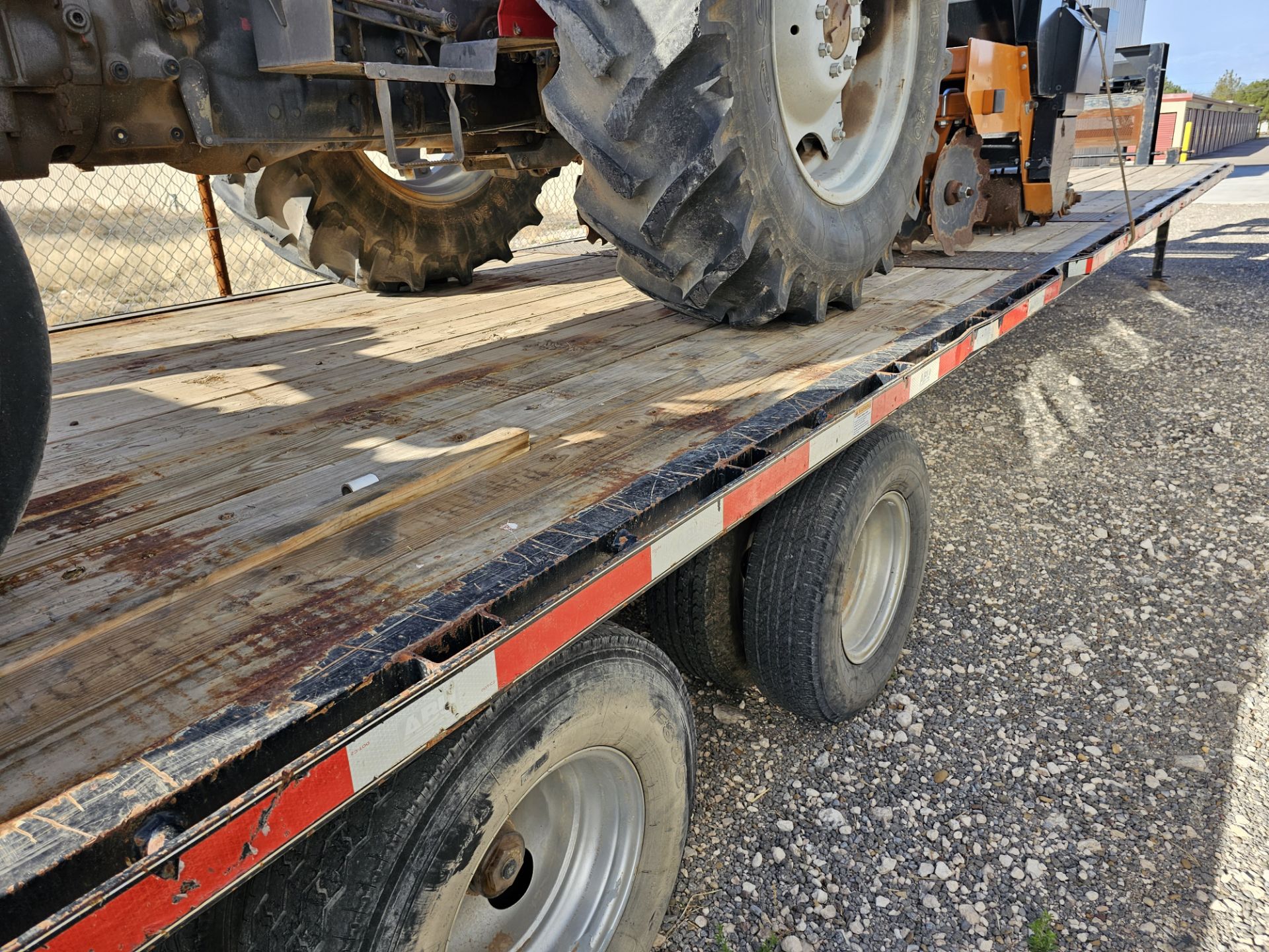 2019 ABU GOOSENECK TRAILER, 40', FLATBED W/ DOVETAIL DROP DOWN RAMPS - Image 14 of 15