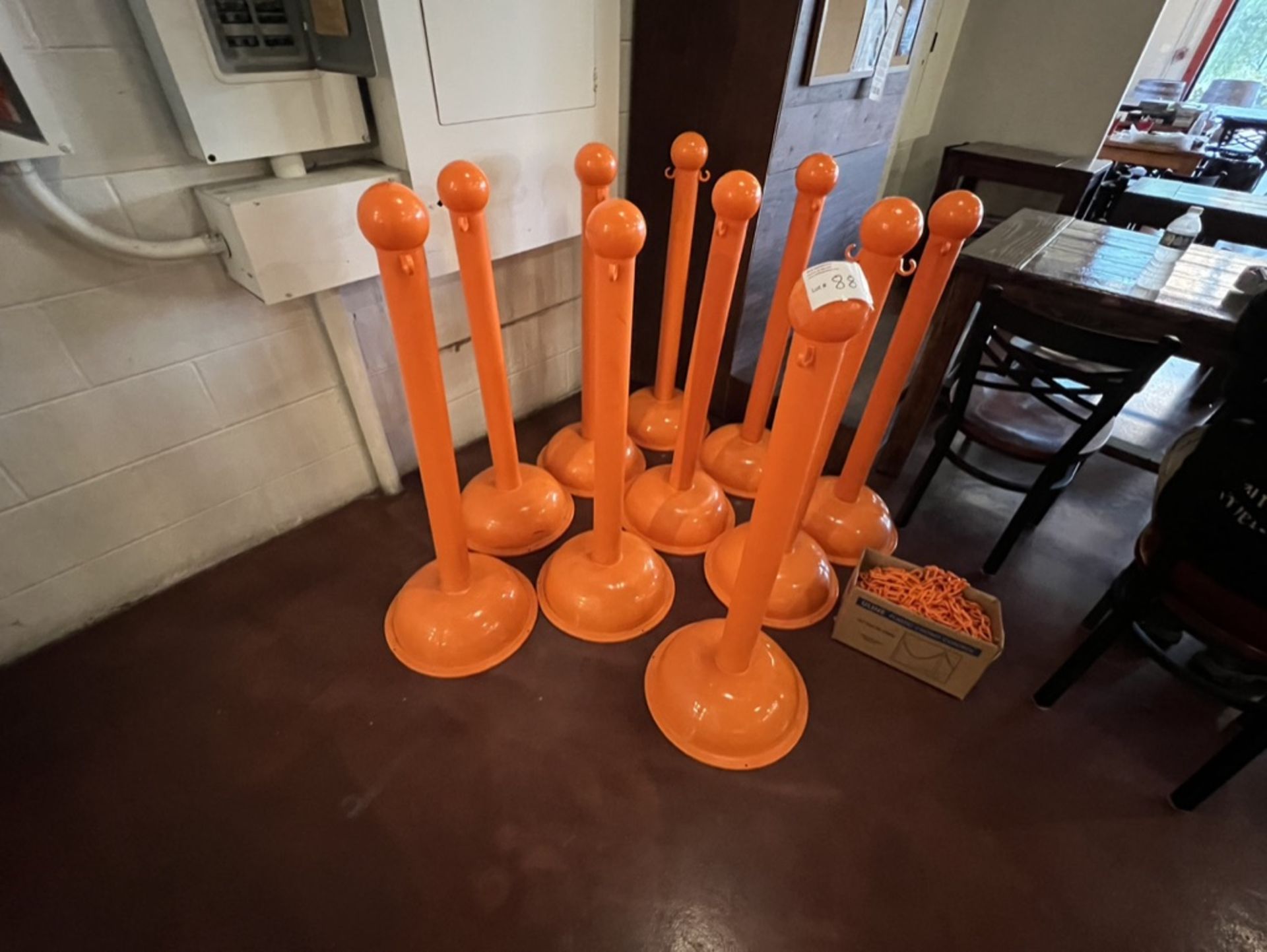 LOT OF: (10) PLASTIC ORANGE STANCHIONS AND ORANGE CHAIN - Image 2 of 4