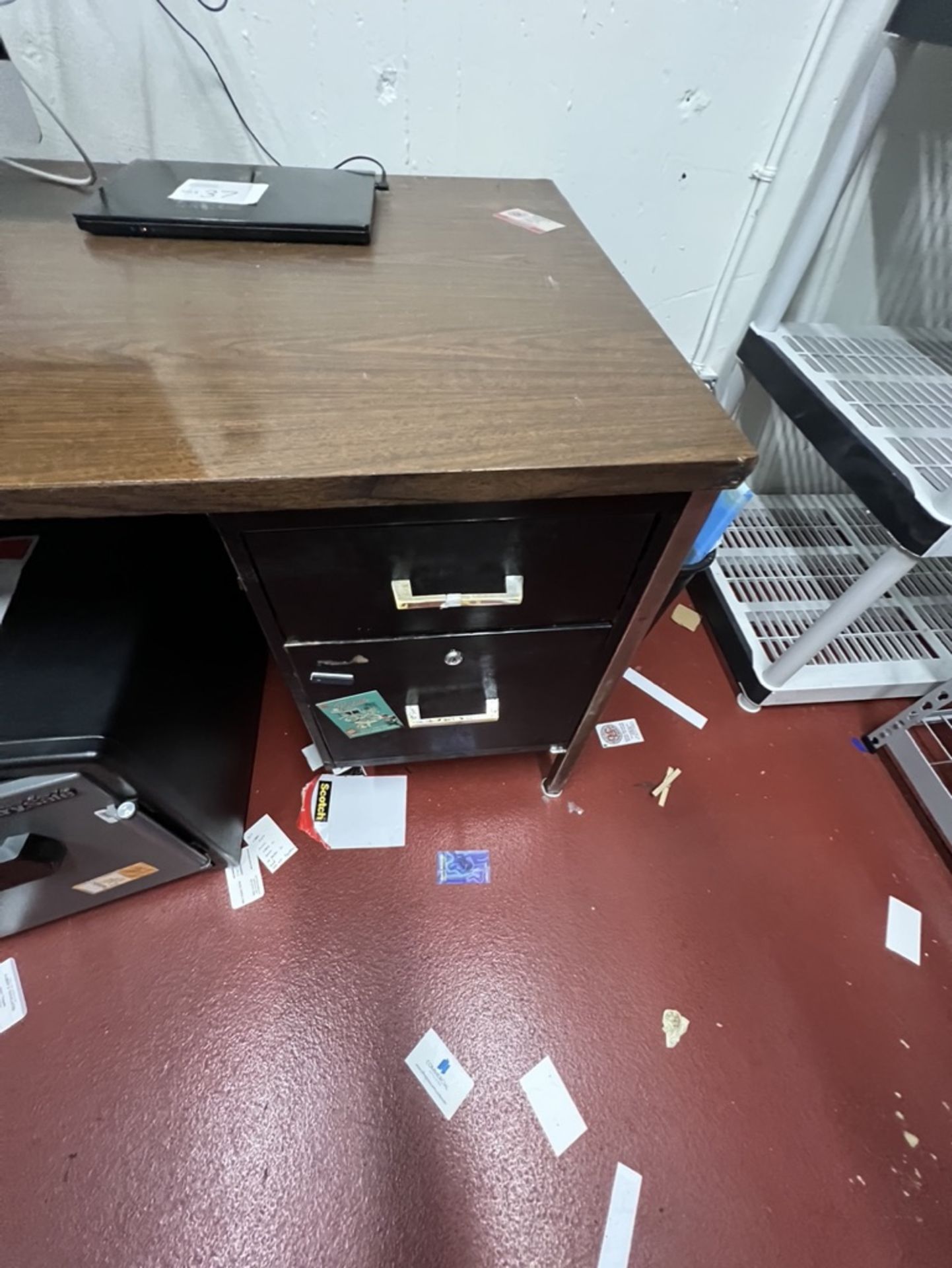 LAMINATE TOP DESK W/ 5-METAL DRAWERS 60" WIDE X 30" DEEP X 29" TALL AND DARK COLORED ROLLING OFFICE - Image 3 of 11