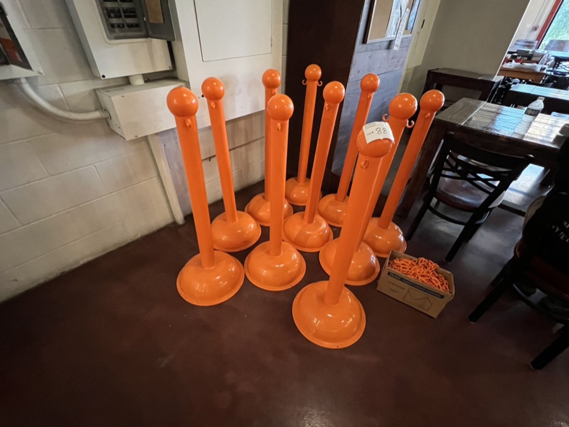 LOT OF: (10) PLASTIC ORANGE STANCHIONS AND ORANGE CHAIN